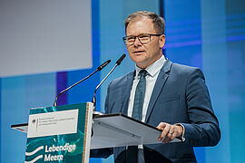 Bundesumweltminister Carsten Schneider hält die Rede auf der Bühne