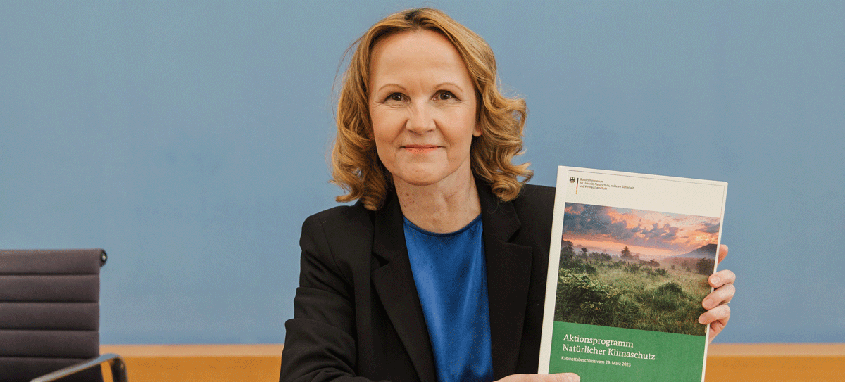 Steffi Lemke stellt bei der Bundespressekonferenz den Beschluss zum Aktionsprogramm Natürlicher Klimaschutz vor