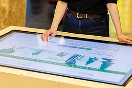 Touch-Flatscreen am BMUV-Stand