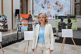 Steffi Lemke im Lichthof des BMUV bei der Ausstellung.