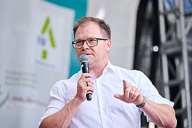 Carsten Schneider während seiner Rede beim Umweltfestival