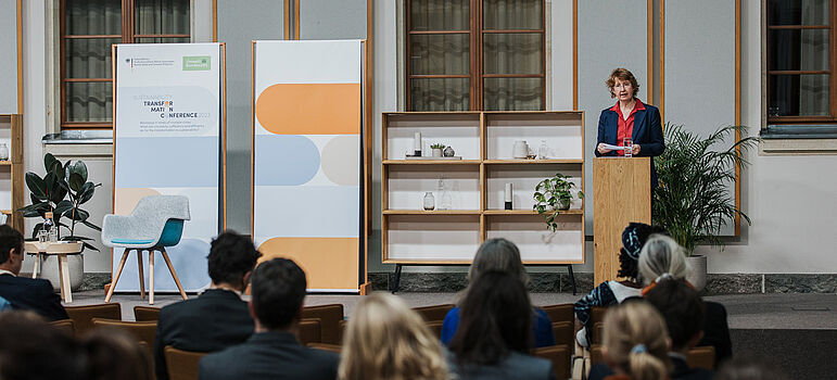 Dr. Christiane Rohleder hält eine Rede bei der  Konferenz zu Sustainability Transformation 