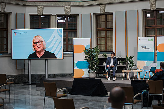 Dr. Bettina Hoffmann spricht über eine Videoschalte