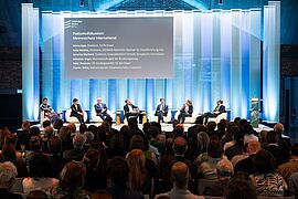 Teilnehmerinnen und Teilnehmer der Podiumsdiskussion Minna Epps (Direktorin IUCN Ocean), Katja Matthes (Direktorin GEOMAR Helmholtz-Zentrum für Ozeanforschung Kiel), Veronica Manfredi (Direktorin, Generaldirektion Umwelt der Europäische Union), Sebastian Unger (Meeresbeauftragter der Bundesregierung), Peter Thomson (UN-Sondergesandter für den Ozean) und Charles Tellier (stellvertretender Ozeanbotschafter Frankreich)