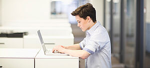 Ein Junge sitzt am Laptop