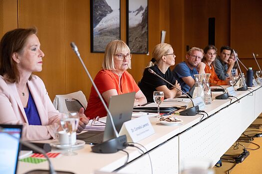 Personen bei Pressekonferenz