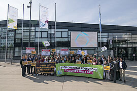 Demonstranten vor einem Gebäude