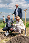 Steffi LEmke und Wolfram Günther pflanzen einen Baum im Naturschutzgroßprojekt Erzgebirgskreis