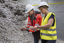 Steffi Lemke und Christian Hündgen begutachten den recycelten Kunststoff.