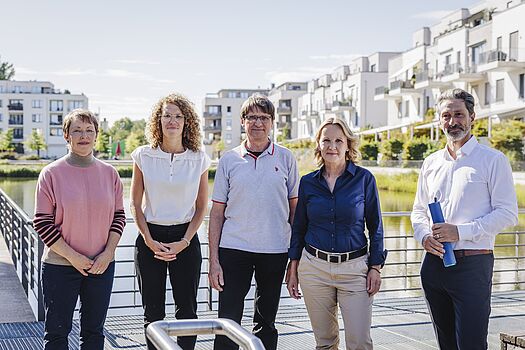 Bundesumweltministerin Steffi Lemke besichtigt das Wohnquartier 52° in Berlin-Köpenick.