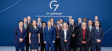 Gruppenbild vor blauem Hintergrund