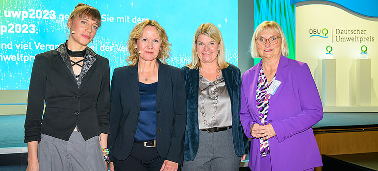 Steffi Lemke, Bettina Hoffmann und Klimaforscherin Friederike Otto und der Holzbaupionierin Dagmar Fritz-Kramer