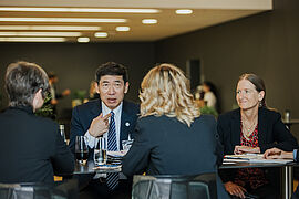 Der Unter-Generalsekretär der Vereinten Nationen, Herrn Haoliang Xu im Gespräch an einem Tisch 