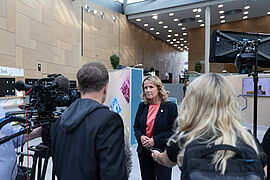 Bundesumweltministerin Steffi Lemke mit Journalisten