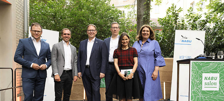 Bundesumweltminister Carsten Schneider beim NABUsalon "Wo Natur ist, wächst Zukunft" Bundesminister Carsten Schneider, Ex-Fußballnationalspieler Philipp Lahm, NABU-Präsident Jörg-Andreas Krüger, NABU-Bundesgeschäftsführer Ingo Immermann, Moderatorin Nadine Kreutzer und NABU-Bundesgeschäftsführerin Susanne Baumann (von links nach rechts)