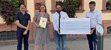 Christian Kühn überreicht Förderscheck in Höhe von fast 188.000 Euro für Klimaanpassung in Offenburg. Weitere Informationen siehe Bildunterschrift