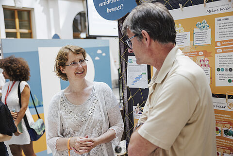 Dr. Christiane Rohleder spricht mit einem Besucher.