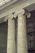 Detailansicht zweier ionischer Säulen und ihrer Kapitelle.